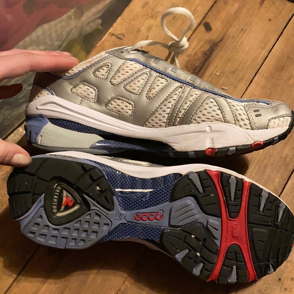 Orthopedic walking sneakers